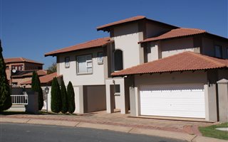 6 Bedroom House in Blue Valley Golf Estate