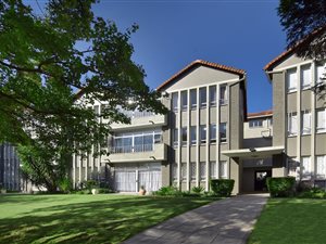 3 Bed Flat in Glenadrienne East