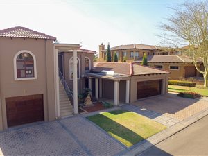 4 Bed House in Blue Valley Golf Estate
