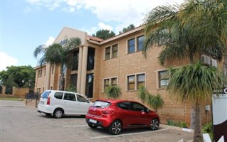 545 m² Commercial space in Die Hoewes