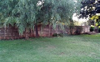 1000 m² Land available in Clubview
