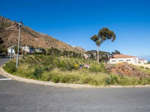 944 m² Land available in Gordons Bay Central