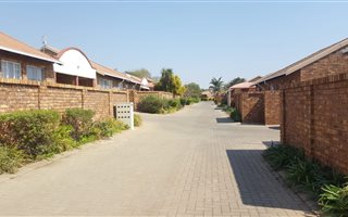 2 Bedroom Townhouse in Rooihuiskraal North