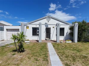 4 Bed House in Pelikan Park