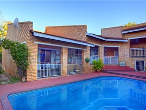 6 Bed House in Sonheuwel