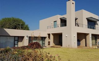 4 Bedroom House in Kloofendal