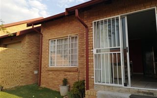 2 Bedroom Townhouse in Rooihuiskraal