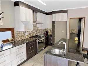 4 Bed House in Rietvalleirand