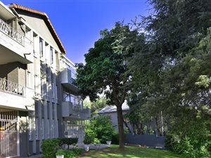 2 Bed Flat in Glenadrienne East