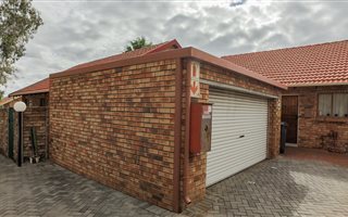 3 Bedroom Apartment in Die Hoewes