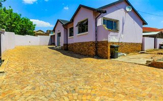 3 Bedroom House in Zakariyya Park