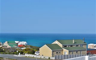 744 m² Land available in Struisbaai