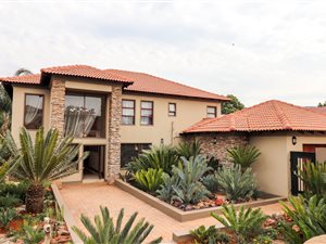 3 Bed House in Ruimsig Country Estate