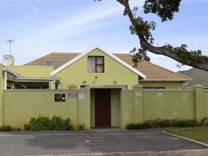 9 Bed House in Thornton