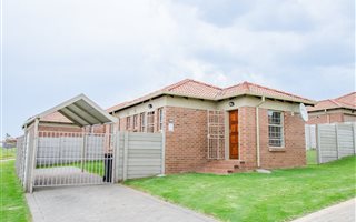 2 Bedroom House in Monavoni