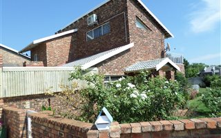 2 Bedroom House in Grimbeek Park