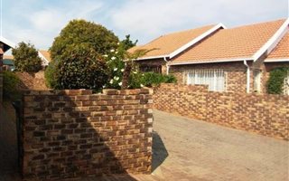 2 Bedroom Townhouse in Noordheuwel