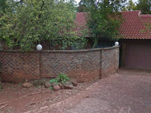 4 Bed House in Lynnwood Glen