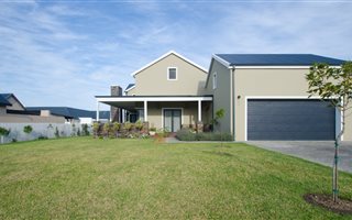 4 Bedroom House in Kraaibosch