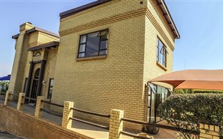 5 Bedroom House in Bronkhorstbaai