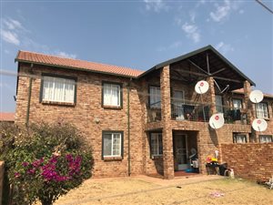 2 Bedroom Townhouse in Die Hoewes