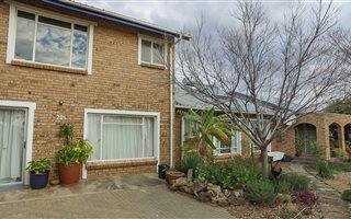 6 Bedroom House in Universitas