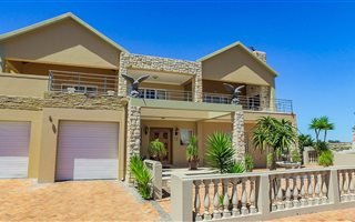 5 Bedroom House in Port Owen