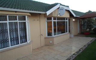 2 Bedroom Townhouse in Roodepoort Central