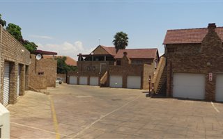 2 Bedroom Cluster in Die Hoewes