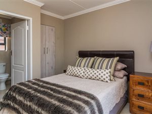 2 Bed Apartment in Rooihuiskraal North