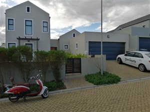 4 Bed House in Kelderhof Country Village