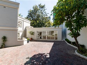 6 Bed House in Sandhurst