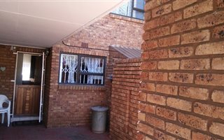 3 Bedroom Duplex in Flora Gardens