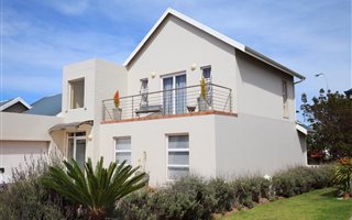 4 Bedroom House in Kraaibosch