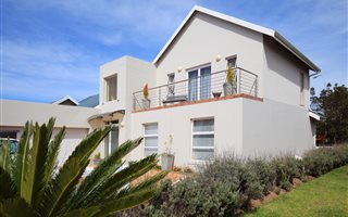 4 Bedroom House in Kraaibosch