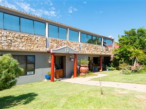 4 Bed House in Stilbaai