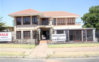 800 m² Commercial space in Krugersdorp West