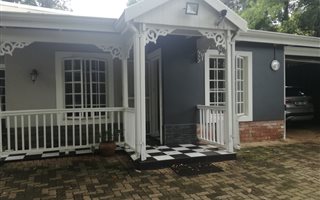 2 Bedroom Garden Cottage in Montrose
