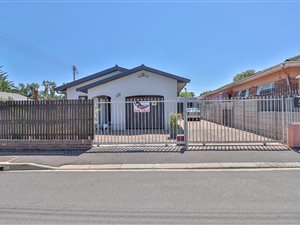 3 Bed House in Strand North