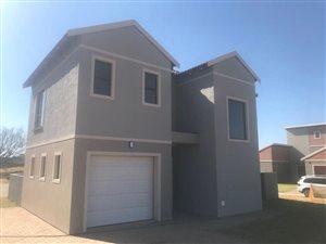 3 Bed Townhouse in Grimbeek Park