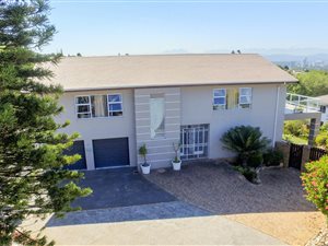 11 Bed House in Loevenstein