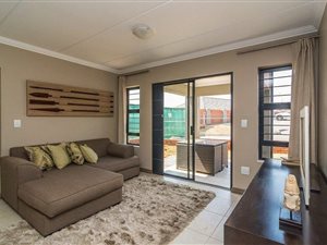 2 Bed Apartment in Rooihuiskraal North