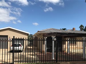 3 Bed House in Roux Park