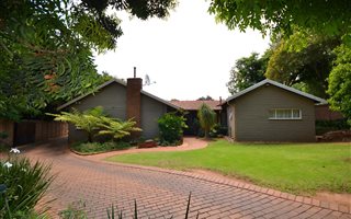 5 Bedroom House in Moret
