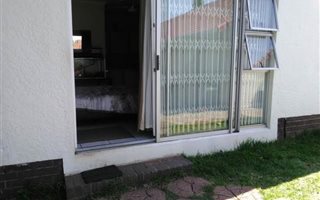 1 Bedroom Garden Cottage in Bordeaux