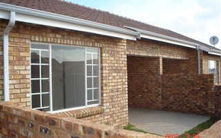 2 Bedroom Duet in Pierre van Ryneveld