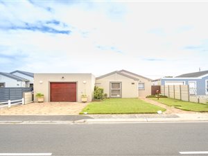 3 Bed House in Strandfontein