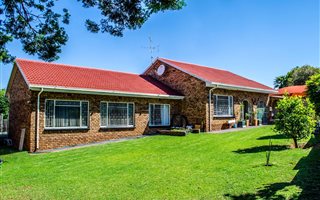 6 Bedroom House in Helikon Park