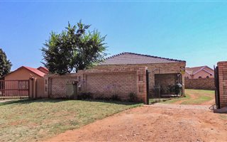 3 Bedroom House in Zakariyya Park