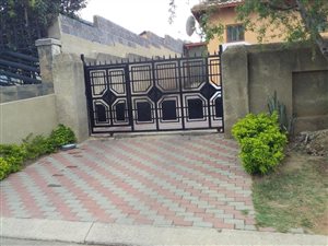 3 Bedroom House in Clayville